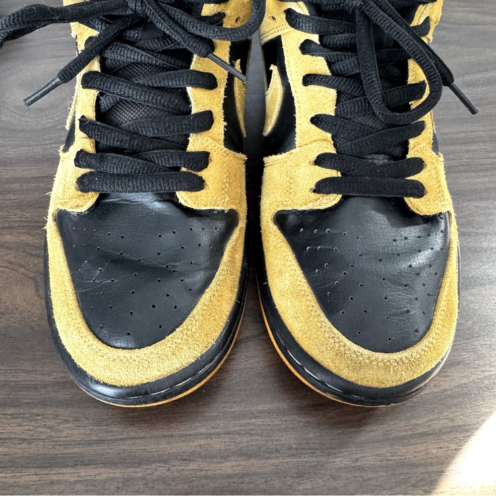 Nike SB Dunk Low Iowa Sneakers - Picture 2 of 10